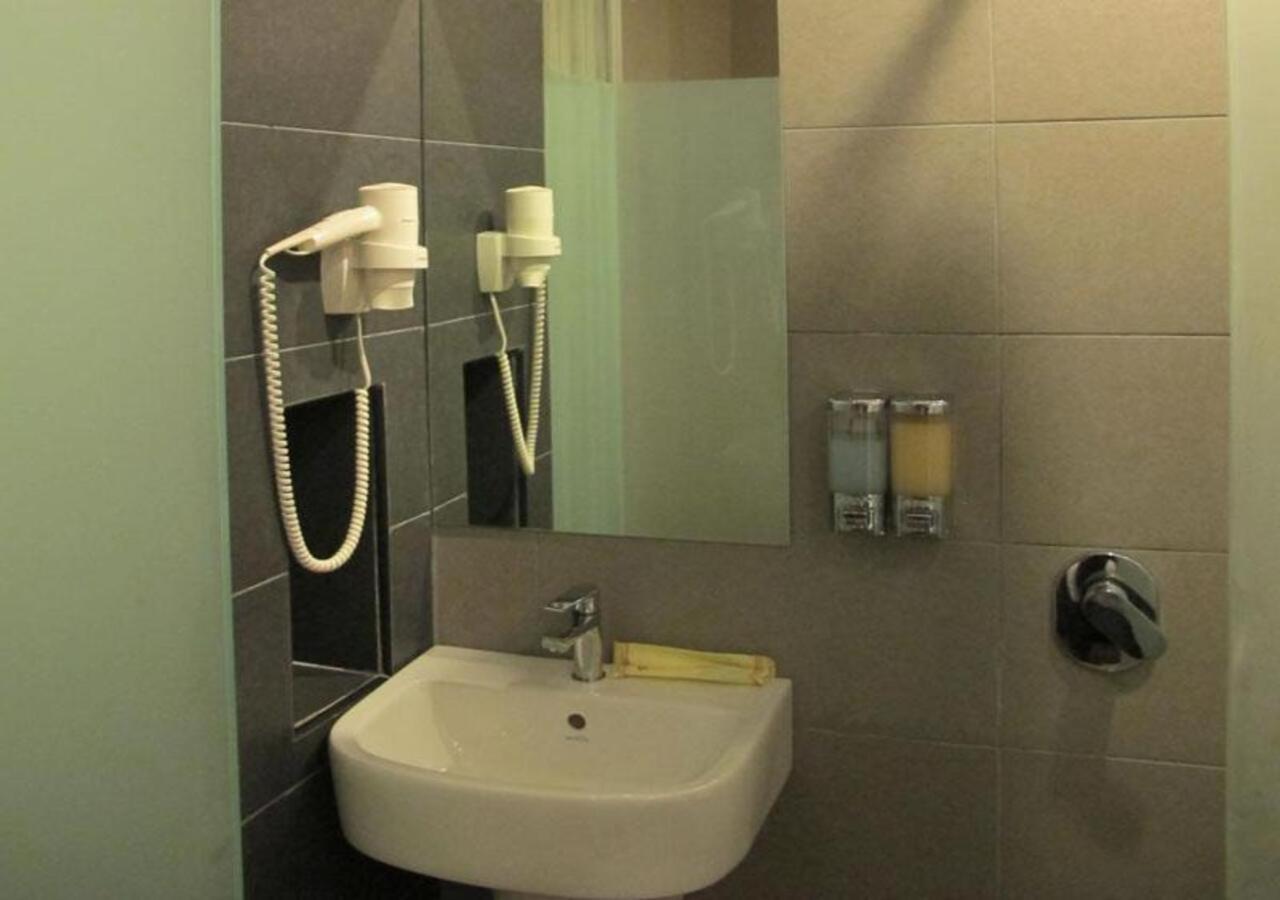 Hotel Austin Paradise - Taman Pulai Utama Скудай Екстериор снимка