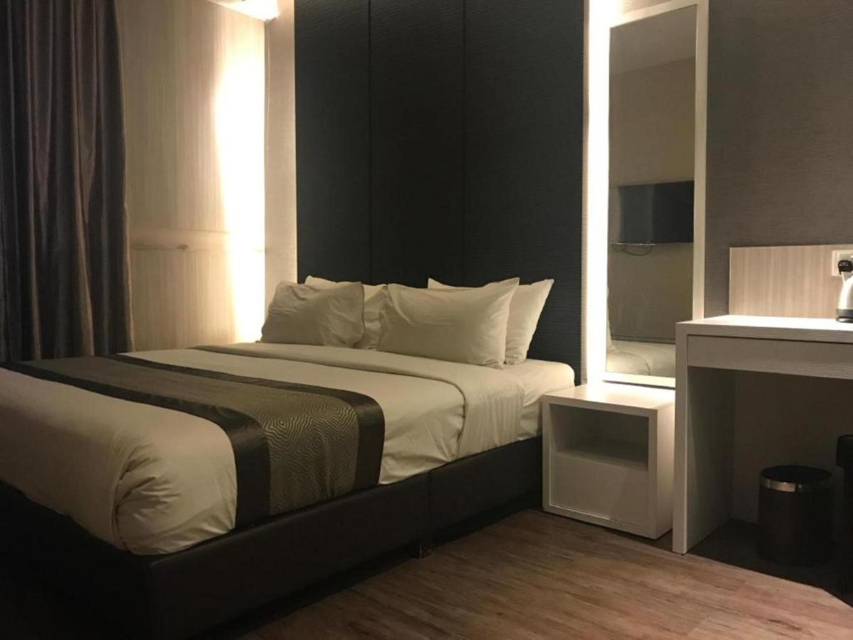 Hotel Austin Paradise - Taman Pulai Utama Скудай Екстериор снимка