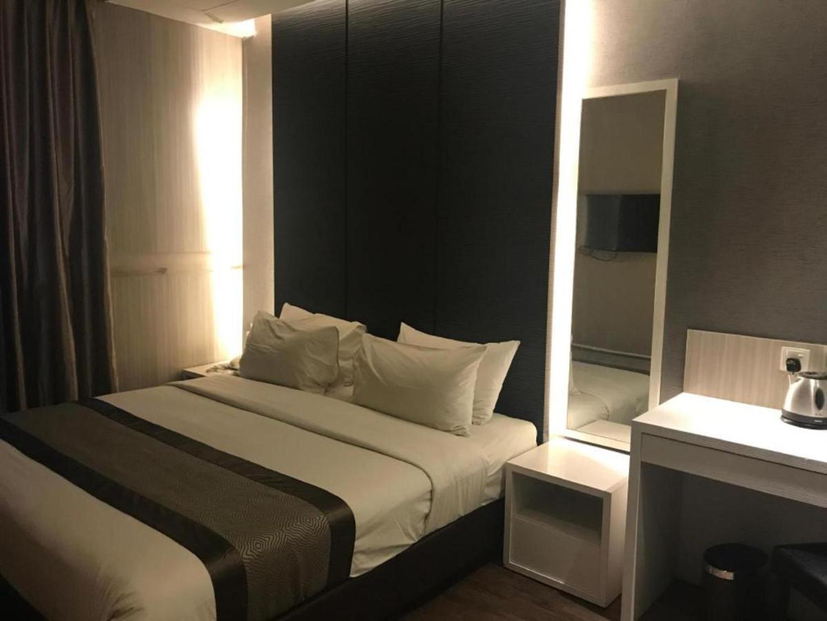 Hotel Austin Paradise - Taman Pulai Utama Скудай Екстериор снимка