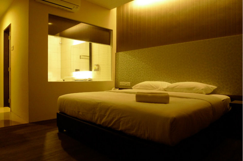 Hotel Austin Paradise - Taman Pulai Utama Скудай Екстериор снимка