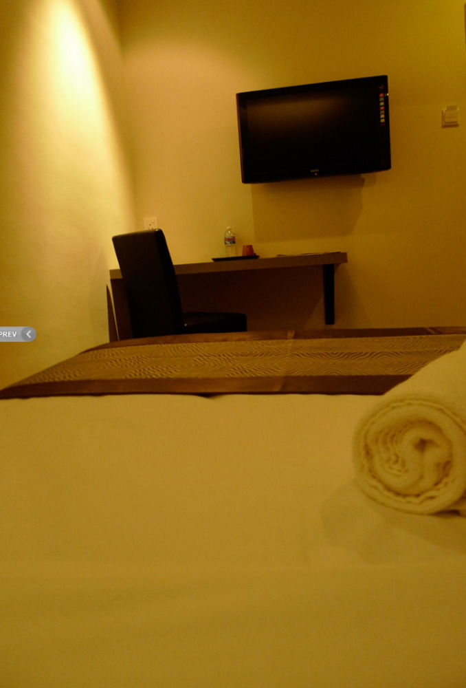 Hotel Austin Paradise - Taman Pulai Utama Скудай Екстериор снимка