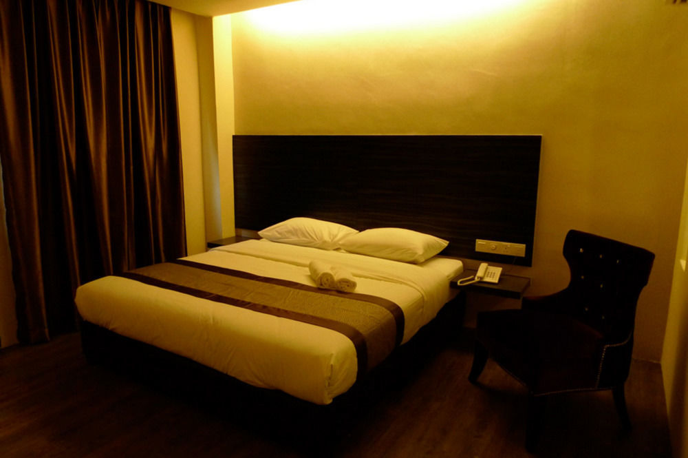 Hotel Austin Paradise - Taman Pulai Utama Скудай Екстериор снимка