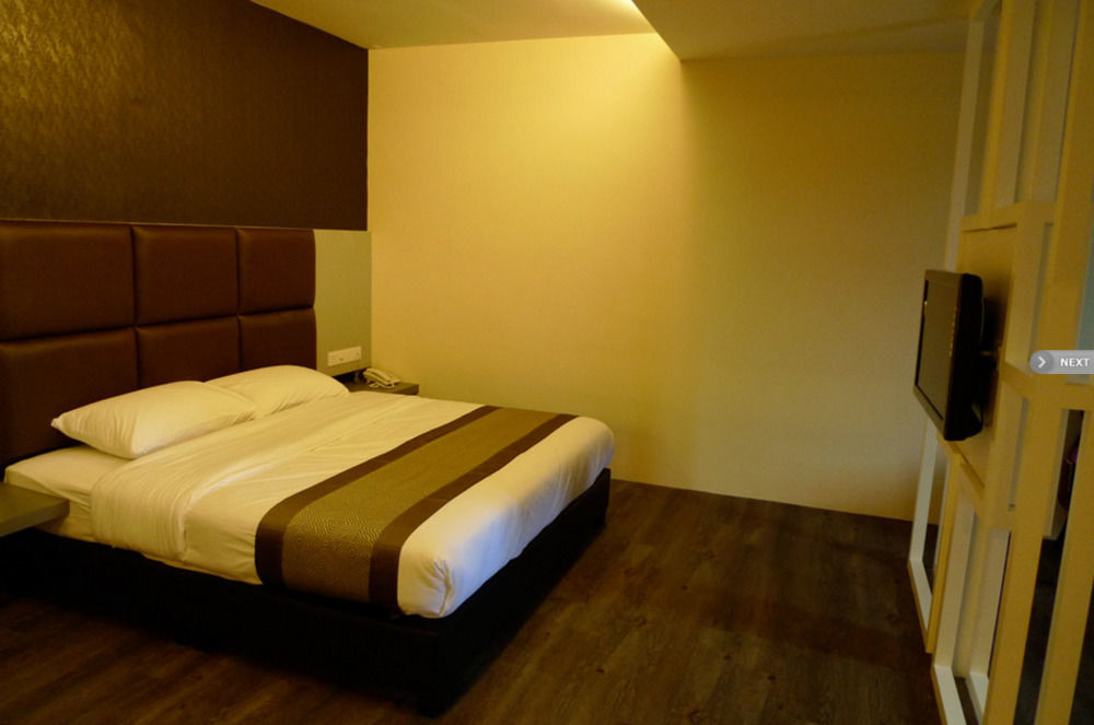 Hotel Austin Paradise - Taman Pulai Utama Скудай Екстериор снимка